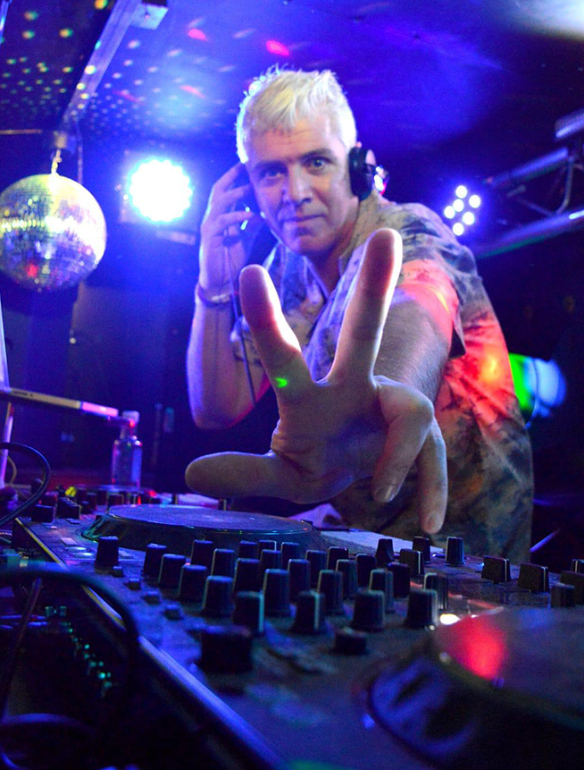 DJMoeGoGoZoVertical